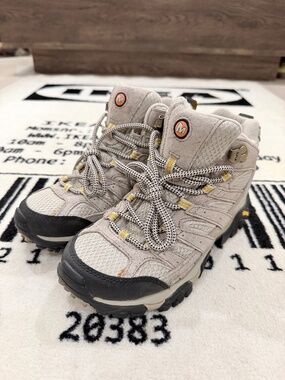 Women's Moab 2 Mid Vent Taupe Hiking Shoes